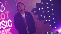 Malam semakin panas kala ia mulai membawakan lagu-lagu seperti Thats What I Like. Shape of You, dan Closer hingga Alone dari Marshmellow.
