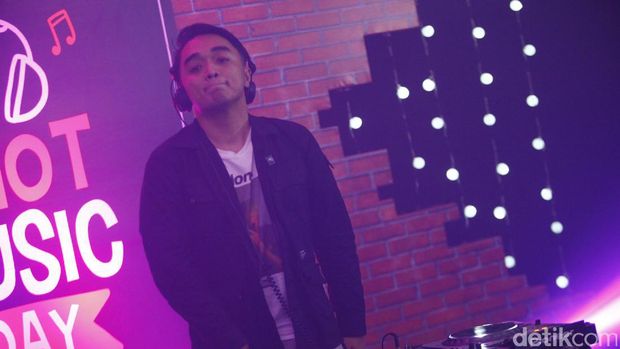 Kemeriahan d'HOT Music Day, Diana Limbong Diceraikan Sandy Tumiwa