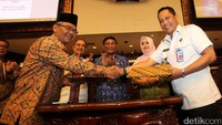 Ketua DPD M Saleh dan Kepala BNN Budi Waseso berjabat tangan usai menandatangani naskah kerja sama di ruang rapat paripurna DPD, Kamis (9/3/2017).