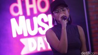 Mytha saat tampil di acara dHOT Music Day di detikcom, Warung Buncit, jakarta Selatan pada Kamis (9/3/2017).