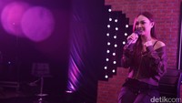 Angela Vero saat tampil di acara dHOT Music Day di detikcom, Warung Buncit, jakarta Selatan pada Kamis (9/3/2017).