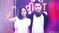 Lagu kolabrasinya bersama Rocket Rockers bertajuk Ingin Hilang Ingatan menjadi pembuka.