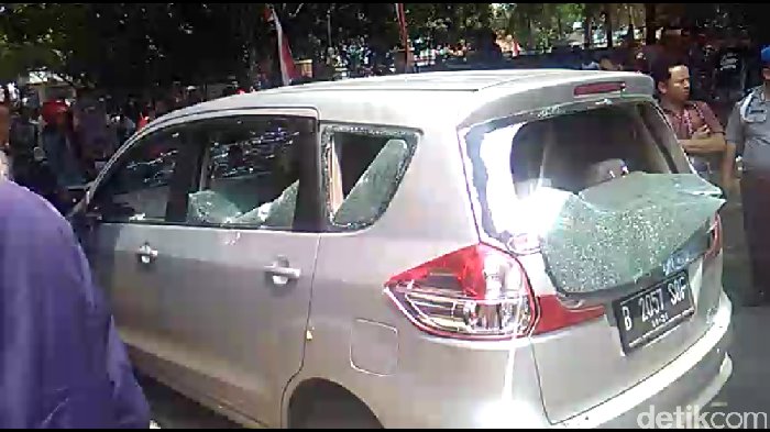 Sopir Angkot Serang Mobil yang Diduga Taksi Online di Karawaci