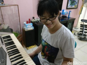 Cerita di Balik Lukisan Indah Seorang Gadis dengan Autisme