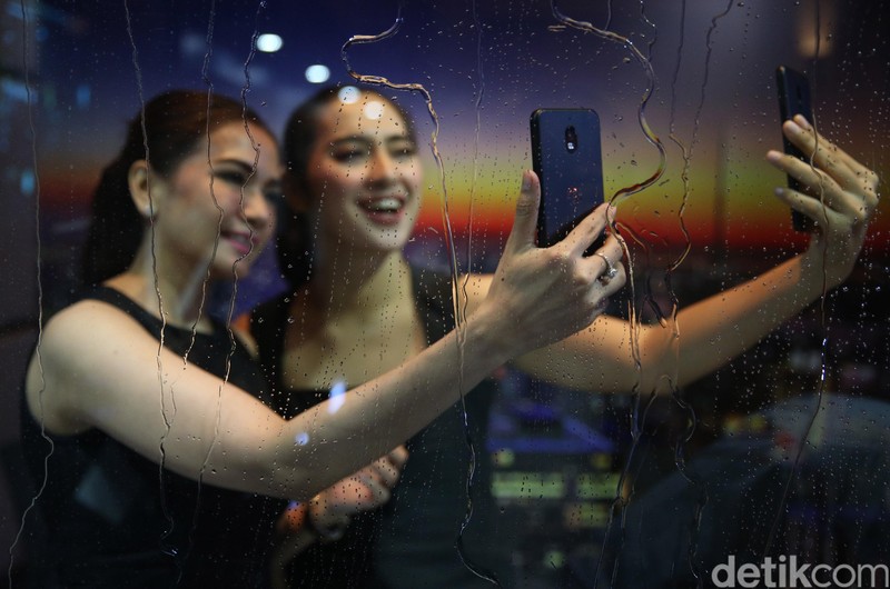 Model menunjukan BB Aurora yang diproduksi PT BlackBerry Merah Putih saat peluncuran di Senayan, Jakarta, Kamis (9/3/2017). BB Aurora mempunyai kandungan komponen lokal 30 persen. BB Aurora dibandrol Rp 3.499.000. (Ari Saputra/detikcom)