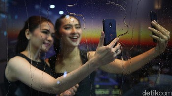 Aurora memiliki layar 5,5 inch (full touchscreen) dalam balutan bodi berdimensi 15,2 x 7,6 x 0,8 cm yang bobotnya 178 gram. Foto: Ari Saputra  