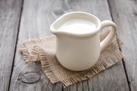 Menurut ahli gizi, susu bisa membantu mengurangi rasa pedas setelah makan cabai.