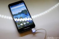 Model menunjukan BB Aurora yang diproduksi PT BlackBerry Merah Putih saat peluncuran di Senayan, Jakarta, Kamis (9/3/2017). BB Aurora mempunyai kandungan komponen lokal 30 persen. BB Aurora dibandrol Rp 3.499.000. (Ari Saputra/detikcom)