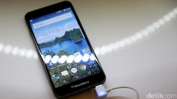 BlackBerry Aurora diproduksi oleh PT BB Merah Putih dengan kandungan lokal yang cukup besar. Ponsel ini diperkenalkan meriah pada pertengahan tahun 2017. Foto: Ari Saputra