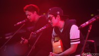 Lagu single mereka, Ku Ingin Dirimu menjadi pembuka dari empat pria tersebut.