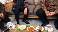 Pelayan Istana lalu mengantarkan minuman dan makanan untuk keduanya. Jokowi tampak aktif berbicara, tangannya bergerak-gerak, SBY memperhatikan.