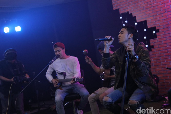 Lyla saat tampil di dHOT Music Day.