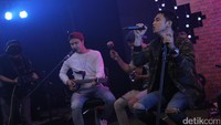 Lagu dari legenda musik Tanah Air, Gombloh bertajuk Kugadaikan Cintaku menjadi penutup di sore hari ini.