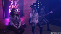 Lagu single mereka yakni Di Dekatmu mengalun dari duo juara ajang pencarian bakat itu.