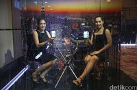 Model menunjukan BB Aurora yang diproduksi PT BlackBerry Merah Putih saat peluncuran di Senayan, Jakarta, Kamis (9/3/2017). BB Aurora mempunyai kandungan komponen lokal 30 persen. BB Aurora dibandrol Rp 3.499.000. (Ari Saputra/detikcom)
