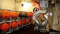 Ruang torpedo kapal perang ITS Carabiniere F-593.