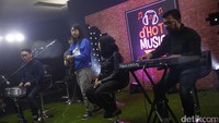 Pandai Besi saat tampil di dHOT Music Day di detikcom, Warung Buncit, jakarta Selatan pada Kamis (9/3/2017).