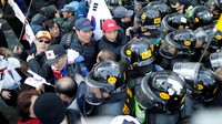Pendukung Park dan polisi berhadap-hadapan. Pool/Kim Hong-Ji/Reuters/detikFoto.