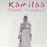 Koleksi Kamilaa by Itang Yunasz yang mengangkat tema Belanga Wastra di Pusat Grosir Blok B Tanah Abang. Jakarta. [Foto: Mohammad Abduh/Wolipop]