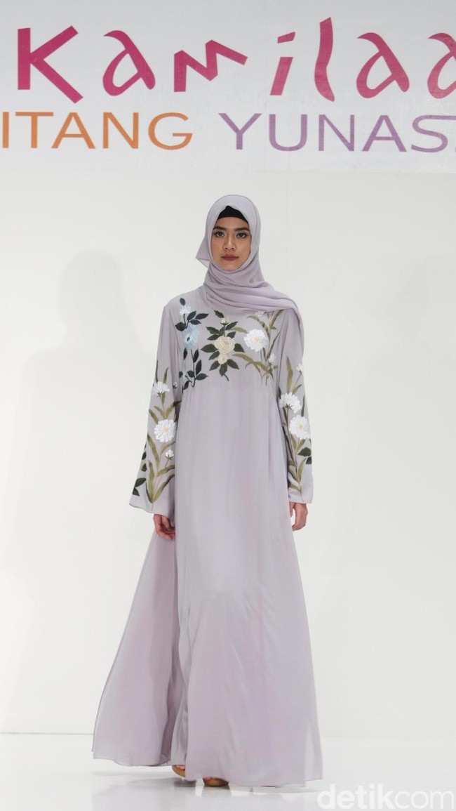 Koleksi Kamilaa by Itang Yunasz yang mengangkat tema Belanga Wastra di Pusat Grosir Blok B Tanah Abang. Jakarta. [Foto: Mohammad Abduh/Wolipop]