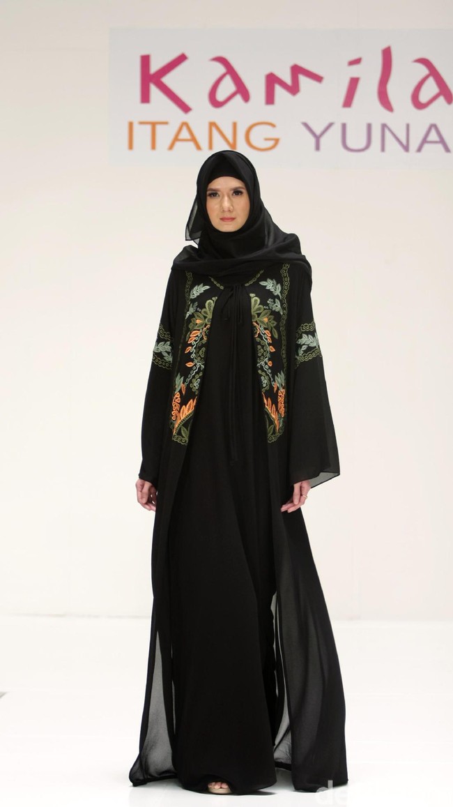 Koleksi Kamilaa by Itang Yunasz yang mengangkat tema Belanga Wastra di Pusat Grosir Blok B Tanah Abang. Jakarta. [Foto: Mohammad Abduh/Wolipop]