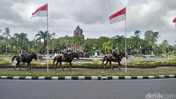 Polisi Berkuda Patroli di Sekitar Hotel Raja Salman