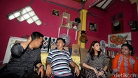 Imam Nahrawi datang ke rumah Ellyas Pical tak sendirian. Ia juga ditemani Olga Lidya dan beberapa artis lainnya.