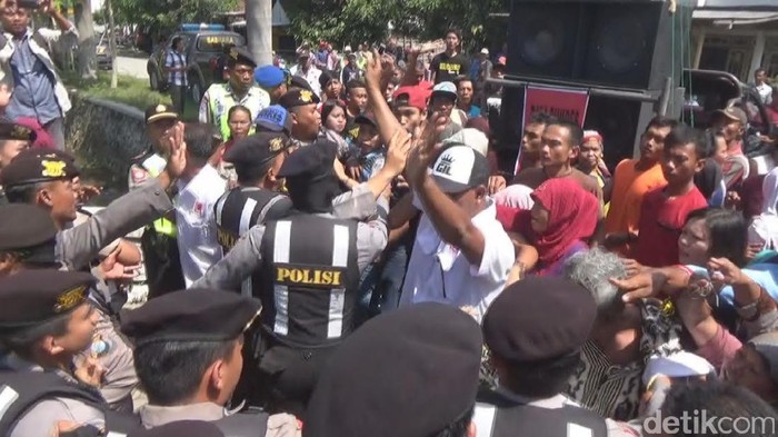 Tuntut Pembagian Kartu KIS Berunjung Ricuh, Polisi Pukul Pendemo