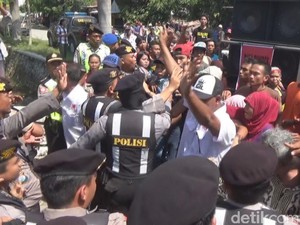 Tuntut Pembagian Kartu KIS Berunjung Ricuh, Polisi Pukul Pendemo