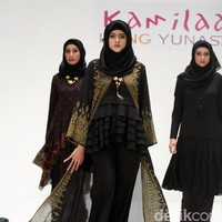 Koleksi Kamilaa by Itang Yunasz yang mengangkat tema Belanga Wastra di Pusat Grosir Blok B Tanah Abang. Jakarta. [Foto: Mohammad Abduh/Wolipop]