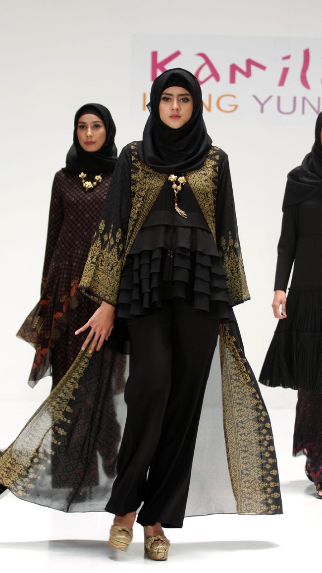 Koleksi Kamilaa by Itang Yunasz yang mengangkat tema Belanga Wastra di Pusat Grosir Blok B Tanah Abang. Jakarta. [Foto: Mohammad Abduh/Wolipop]