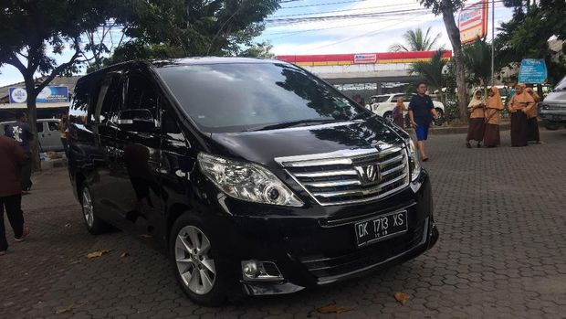 Mereka menyapa warga sekitar.
