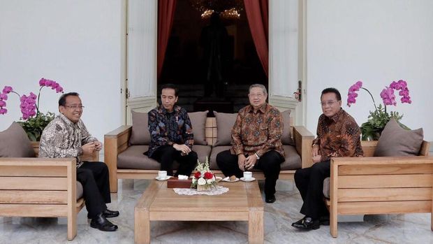 Momen Bungkuk Hormat Jokowi ke SBY di Istana Merdeka
