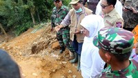 Mensos mendapat menjelasan terhadap bencana yang menewaskan 6 orang itu. Pool/dok. Kemensos.