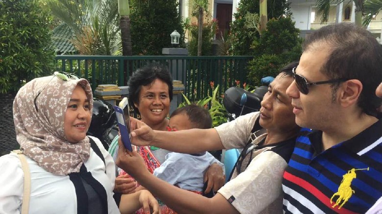 Warga ke Rombongan Raja Salman: Assalamualaikum Pangeran, Foto Ya Warga ke Rombongan Raja Salman: Assalamualaikum Pangeran, Foto Ya