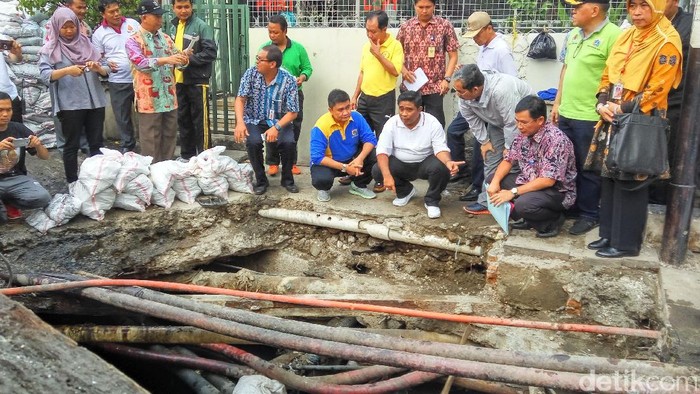 Cek Gorong-gorong, Sumarsono Kaget Lihat Kabel Semrawut