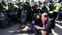 Seorang pendukung Park pingsan. Pool/Yonhap/Reuters/detikFoto.