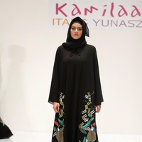 Koleksi Kamilaa by Itang Yunasz yang mengangkat tema Belanga Wastra di Pusat Grosir Blok B Tanah Abang. Jakarta. [Foto: Mohammad Abduh/Wolipop]