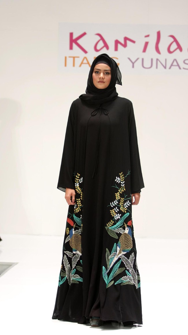 Koleksi Kamilaa by Itang Yunasz yang mengangkat tema Belanga Wastra di Pusat Grosir Blok B Tanah Abang. Jakarta. [Foto: Mohammad Abduh/Wolipop]