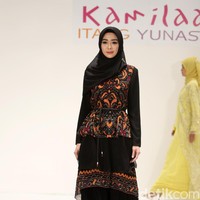 Koleksi Kamilaa by Itang Yunasz yang mengangkat tema Belanga Wastra di Pusat Grosir Blok B Tanah Abang. Jakarta. [Foto: Mohammad Abduh/Wolipop]