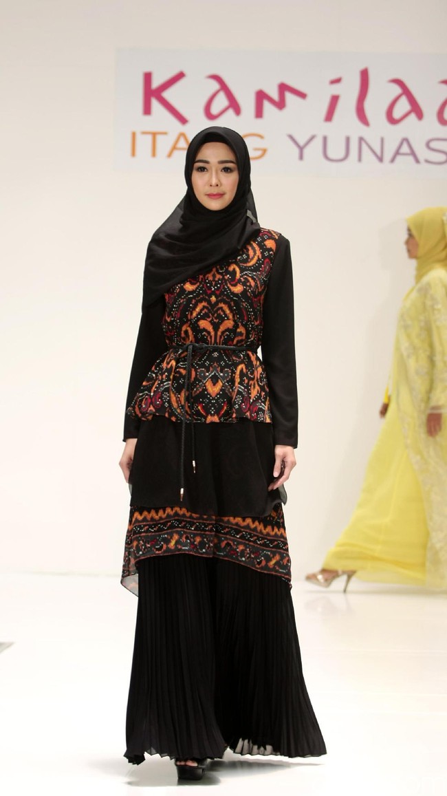 Koleksi Kamilaa by Itang Yunasz yang mengangkat tema Belanga Wastra di Pusat Grosir Blok B Tanah Abang. Jakarta. [Foto: Mohammad Abduh/Wolipop]