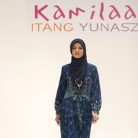 Koleksi Kamilaa by Itang Yunasz yang mengangkat tema Belanga Wastra di Pusat Grosir Blok B Tanah Abang. Jakarta. [Foto: Mohammad Abduh/Wolipop]