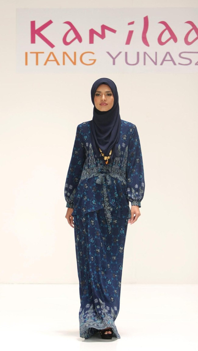 Koleksi Kamilaa by Itang Yunasz yang mengangkat tema Belanga Wastra di Pusat Grosir Blok B Tanah Abang. Jakarta. [Foto: Mohammad Abduh/Wolipop]