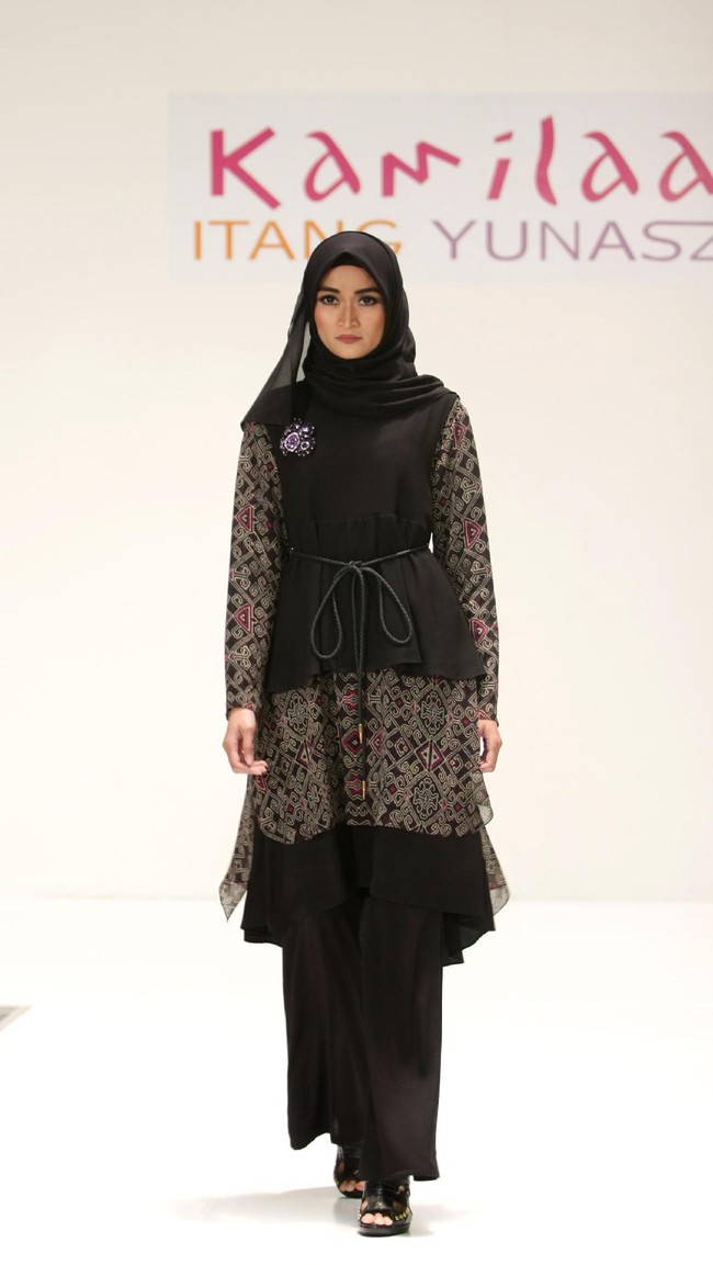 Koleksi Kamilaa by Itang Yunasz yang mengangkat tema Belanga Wastra di Pusat Grosir Blok B Tanah Abang. Jakarta. [Foto: Mohammad Abduh/Wolipop]