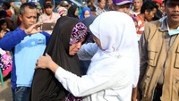 Menteri Sosial Khofifah Indar Parawansa merangkul dan menenangkan seorang keluarga korban meninggal dalam musibah bencana longsor dan banjir di Kecamatan Pangkalan, Kabupaten Limapuluh Kota, Sumbar. Pool/dok. Kemensos.