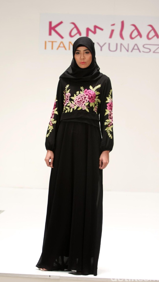 Koleksi Kamilaa by Itang Yunasz yang mengangkat tema Belanga Wastra di Pusat Grosir Blok B Tanah Abang. Jakarta. [Foto: Mohammad Abduh/Wolipop]