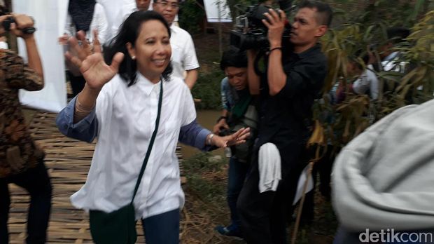 Rini Blusukan ke Indramayu dari Helikopter Turun ke Sawah Rini Blusukan ke Indramayu dari Helikopter Turun ke Sawah