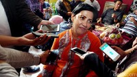 Rina Pical memberikan keterangan pers terkait kondisi suaminya yang sudah membaik.