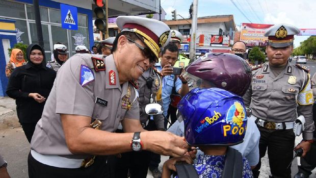 Pantau Operasi Simpatik di Jateng, Kakorlantas Bagikan Helm Gratis