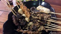 Sate kulit, paru, udang, cumi, dan telur puyuh patut dicicip saat ke sini.